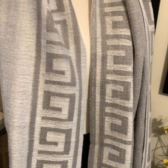 Oversized G monogram reversable oversized scarf shawl - Picture 7 of 9